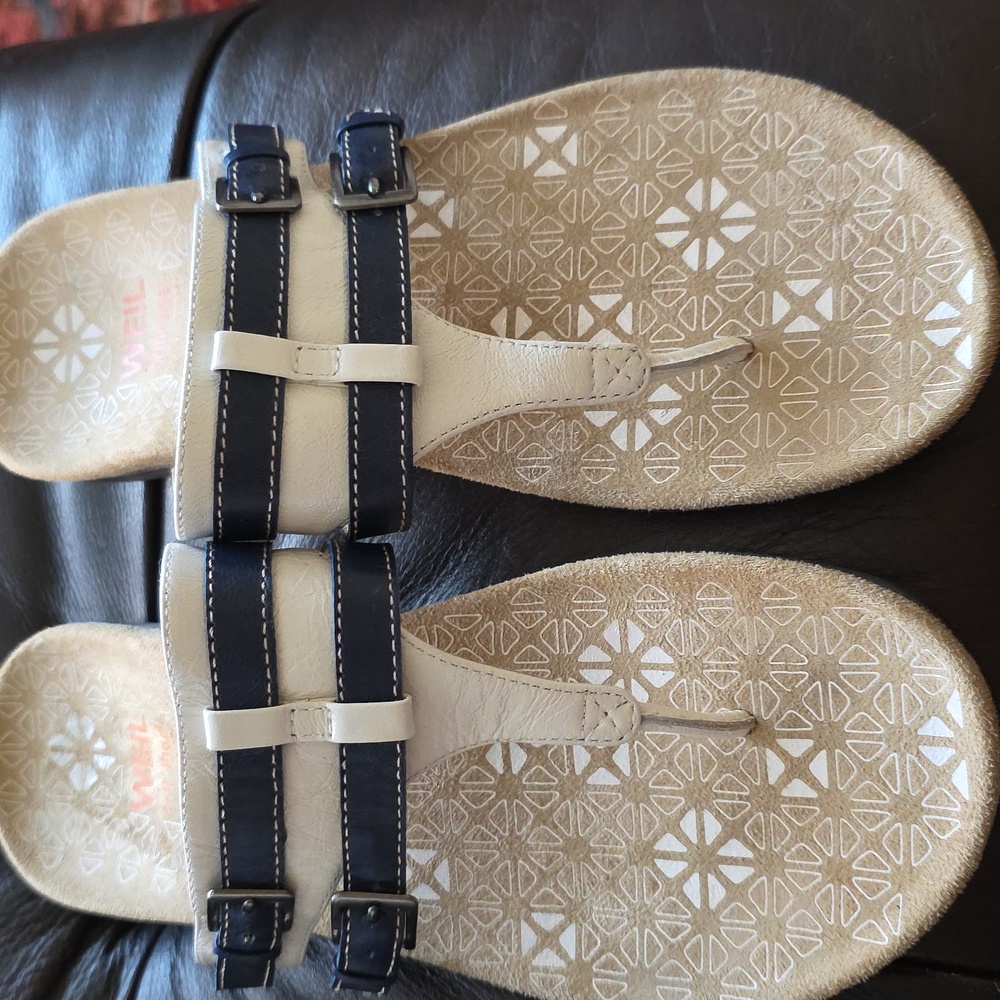 Dr Andrew Weil Leather Orthaheel Stylish Beige and Navy Blue Sandals. Size 8
